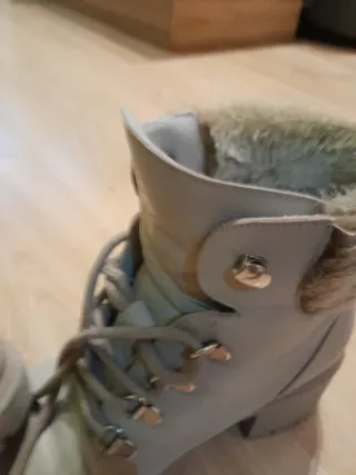 Botines beige/gris mujer con pelo en el tobillo.