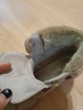 Botines beige/gris mujer con pelo en el tobillo.