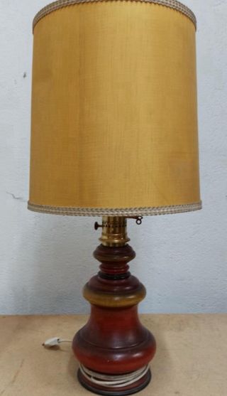 Gran lámpara de sobremesa de metal imitando madera