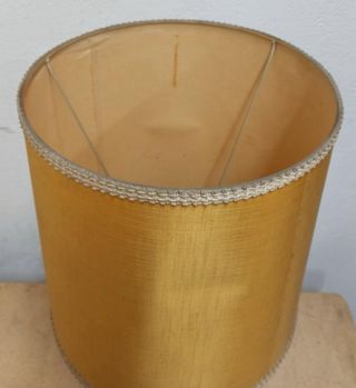 Gran lámpara de sobremesa de metal imitando madera