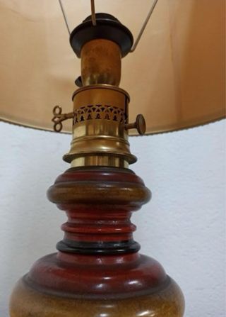 Gran lámpara de sobremesa de metal imitando madera