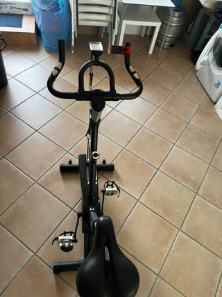 Bici Estática Spinning Negra y Amarilla