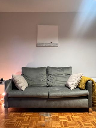 Divano 2 posti verde grigiastro in velluto ANTIMACCHIA