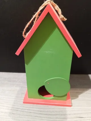 Casetta in legno per uccellini decorata