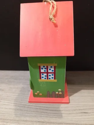 Casetta in legno per uccellini decorata