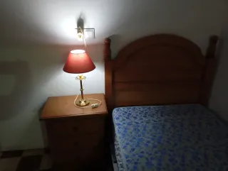 Cabecero y mesita de noche de madera