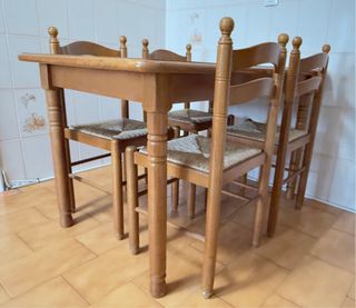 Mesa de cocina de madera con 4 sillas
