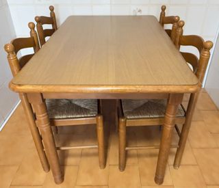 Mesa de cocina de madera con 4 sillas