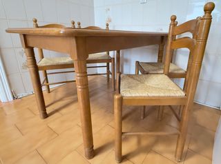 Mesa de cocina de madera con 4 sillas