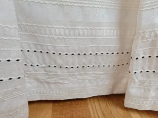 Vestido de cóctel blanco con detalles