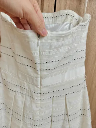Vestido de cóctel blanco con detalles