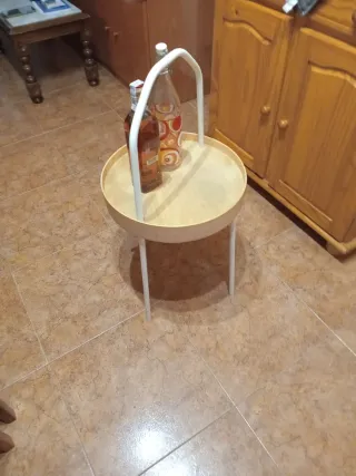 Camarera con botellas