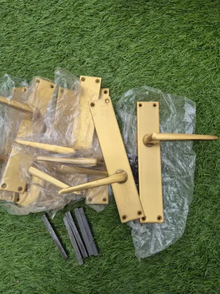 Manillas de puerta doradas