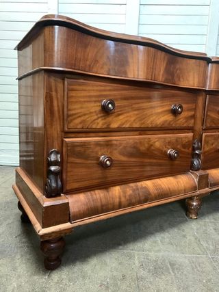 Gran aparador antiguo de madera. Siglo XIX