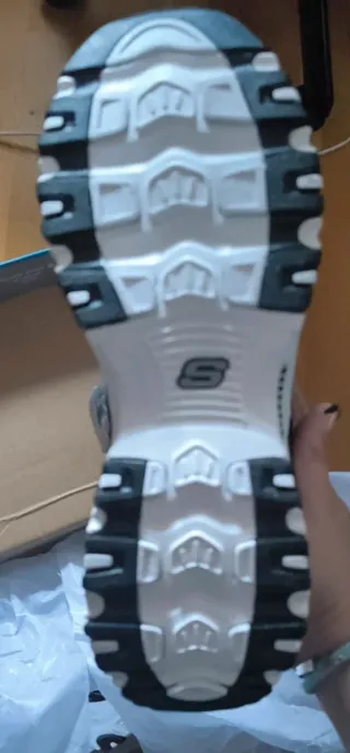 Deportivas Skechers Negras y Blancas Talla 42