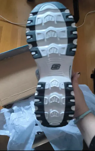 Deportivas Skechers Negras y Blancas Talla 42