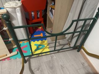 Letto singolo in ferro battuto oro e verde