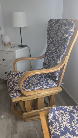 Butaca mecedora con reposapiés