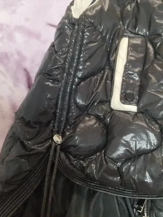 Chaleco negro y blanco acolchado