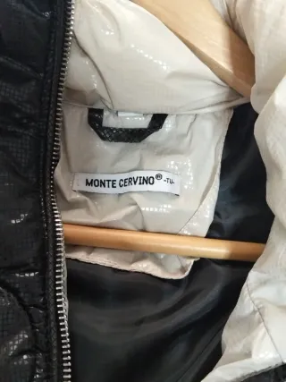 Chaleco negro y blanco acolchado