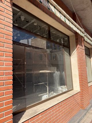 Cristaleras y puerta de tienda