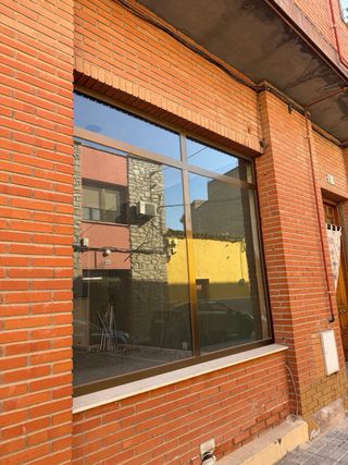 Cristaleras y puerta de tienda