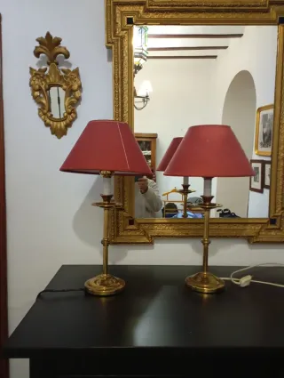 2 Lámparas Doradas con Pantalla Roja  46 cm altura