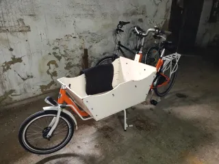 Bicicleta de carga naranja y blanca