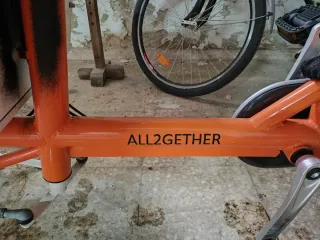 Bicicleta de carga naranja y blanca