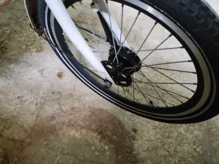 Bicicleta de carga naranja y blanca