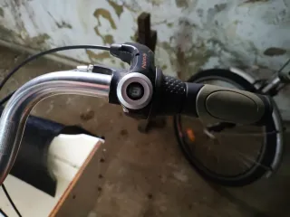 Bicicleta de carga naranja y blanca