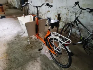 Bicicleta de carga naranja y blanca