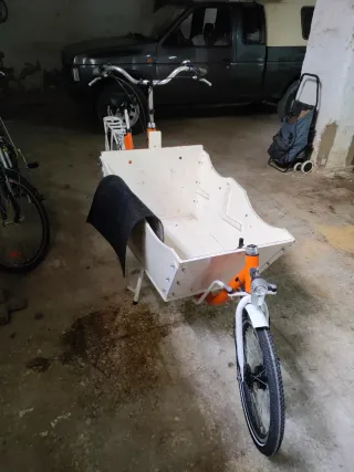 Bicicleta de carga naranja y blanca