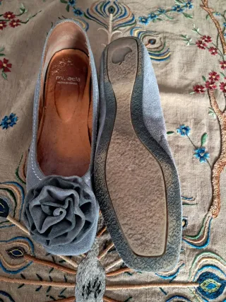 Bailarinas ante gris mikaela.