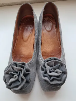 Bailarinas ante gris mikaela.