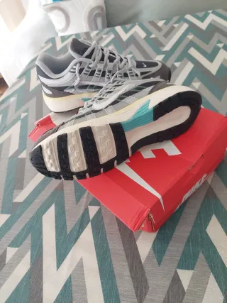 Zapatillas Nike P-6000 grises y blancas
