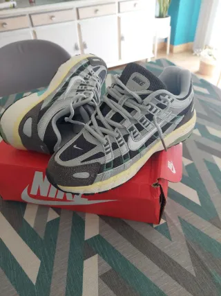 Zapatillas Nike P-6000 grises y blancas