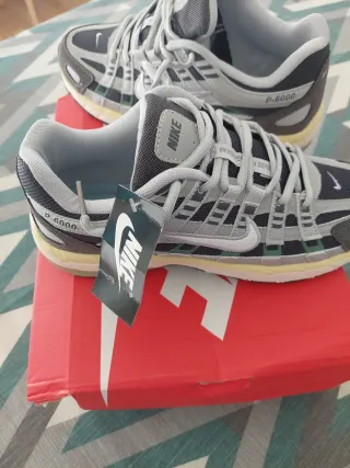 Zapatillas Nike P-6000 grises y blancas