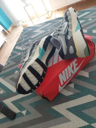 Zapatillas Nike P-6000 grises y blancas