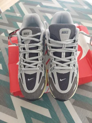 Zapatillas Nike P-6000 grises y blancas