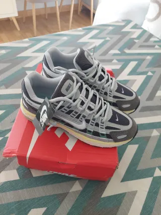 Zapatillas Nike P-6000 grises y blancas