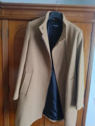 Abrigo Tintoretto Beige Cremallera Asimétrica