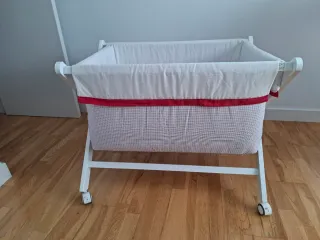 Minicuna de madera con ruedas