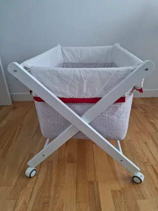 Minicuna de madera con ruedas