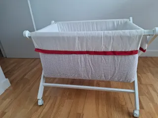 Minicuna de madera con ruedas