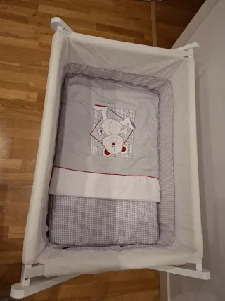 Minicuna de madera con ruedas