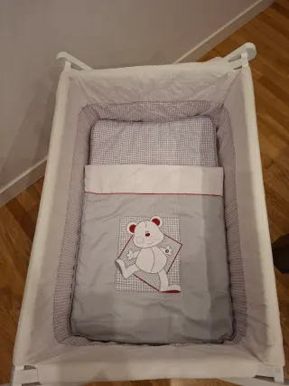 Minicuna de madera con ruedas