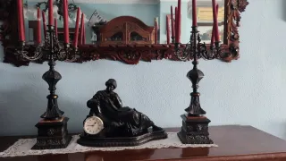 Candelabro de metal Dorado y reloj a conjunto