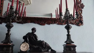 Candelabro de metal Dorado y reloj a conjunto