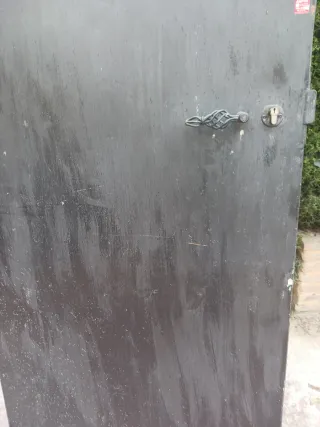 Puerta de hierro con manilla, cerradura y premarc